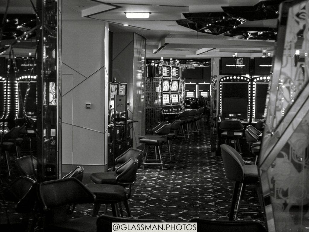 El casino, vacío, del barco.