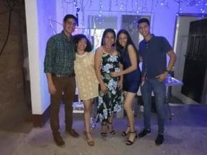 Fotografía reciente de Roxana Hernández con sus cuatro hijos