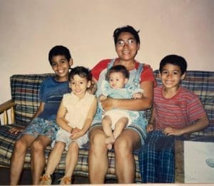 Roxana Hernández con sus cuatro hijos en 2004