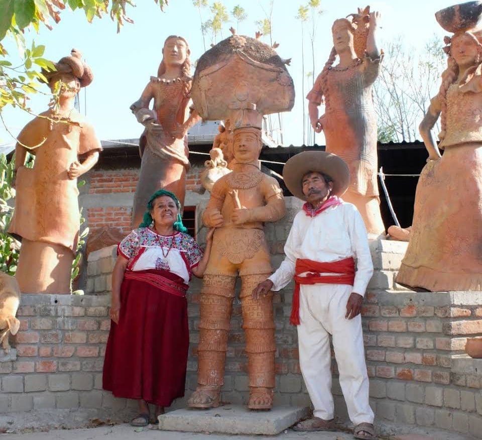 José García Antonio con su mujer y algunas de sus creaciones