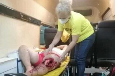 Rubia Palacios, president of the Commandos, works on a patient