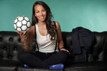 Evelina Cabrera, sentada con una pelota de fútbol en un retrato.