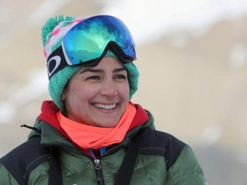 La entrenadora de esquí alpino femenino iraní Samira Zaghari posa en las pistas