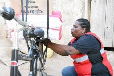 Milka Hadida se prepara para salir a la carretera con una bicicleta distribuyendo toallas femeninas