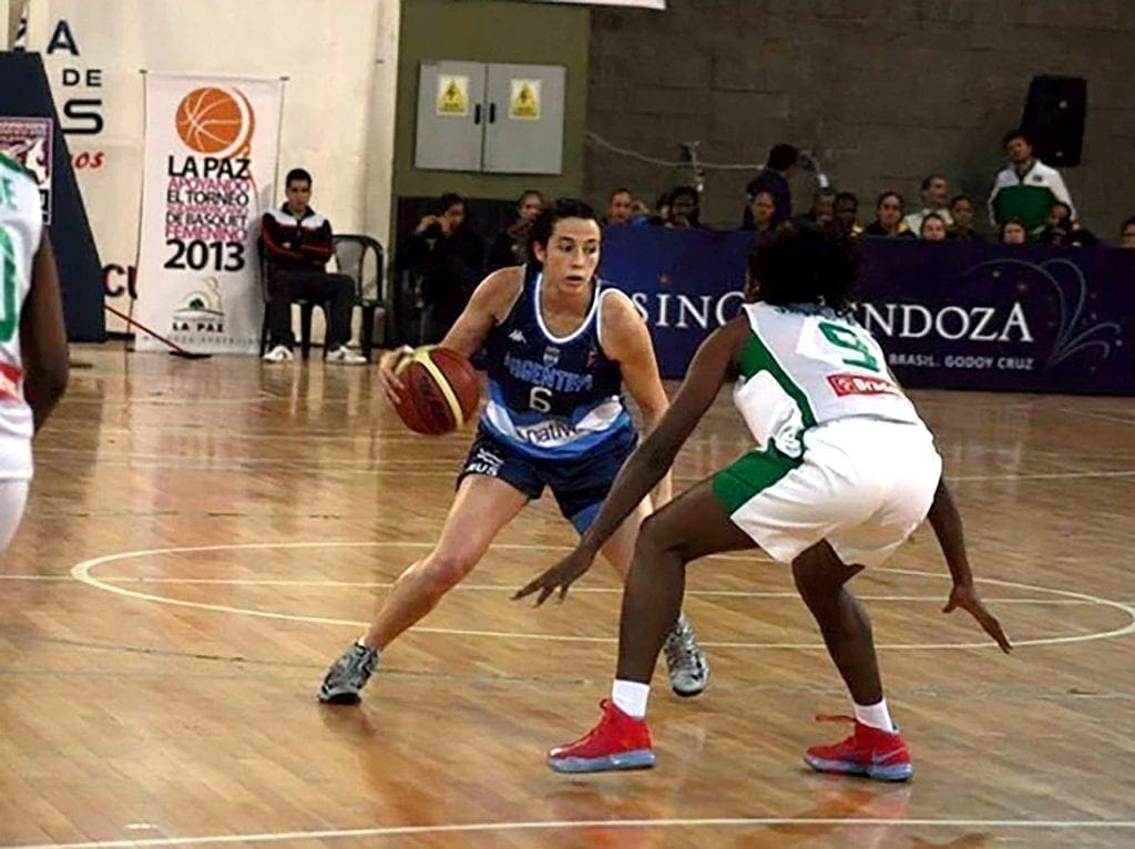 Paula Reggiardo representing the Argentine Basketball Team.