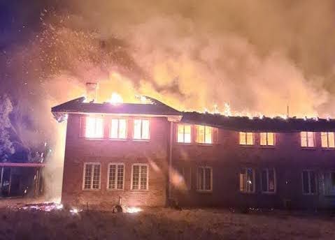Mpilo Hospital flat on fire on the evening of 26th of May 2021. Photo by Voice of America.