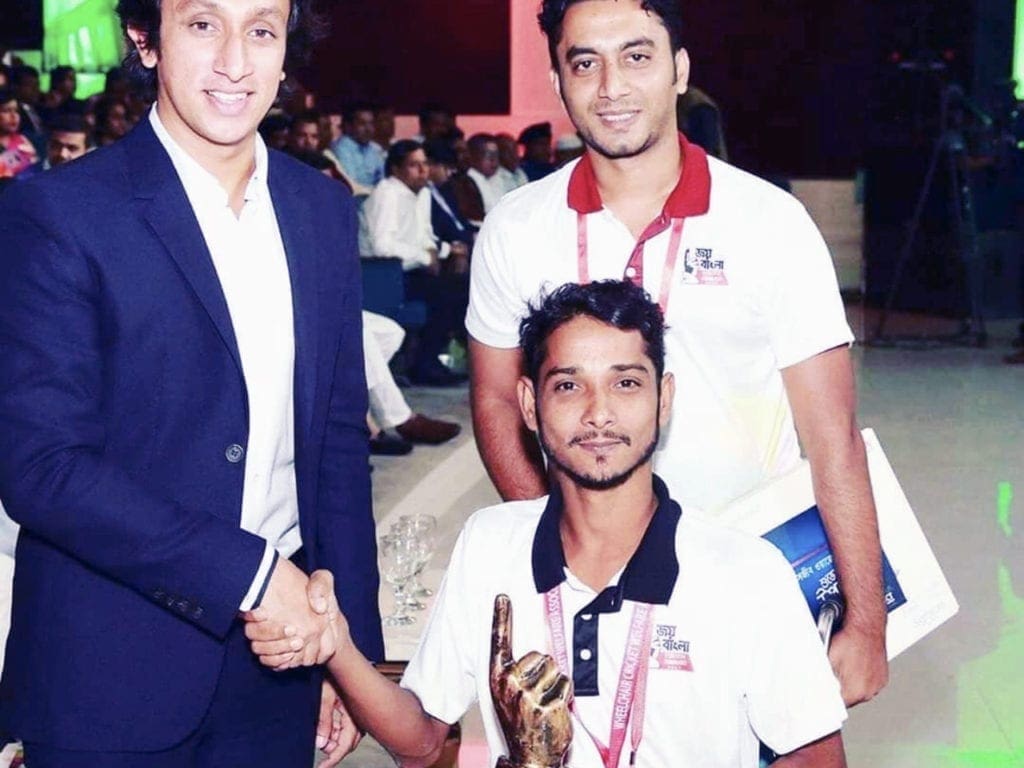 Mohammad Mohasin receiving the Taj Mahal Cricket championship Trophy